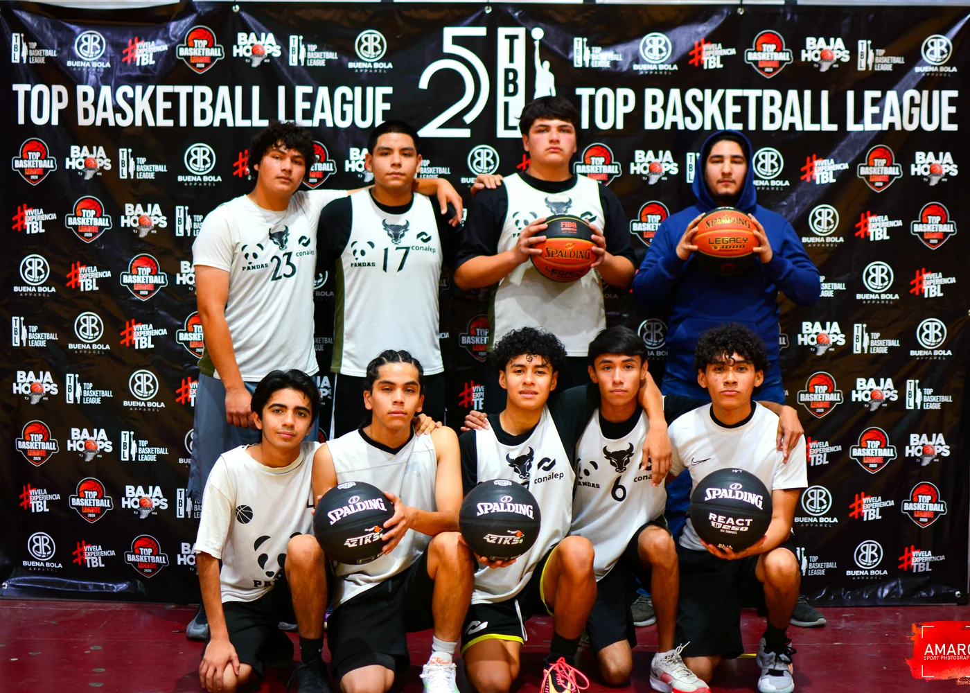 Equipo de basketball posando en evento de Baja Hoops en Tijuana