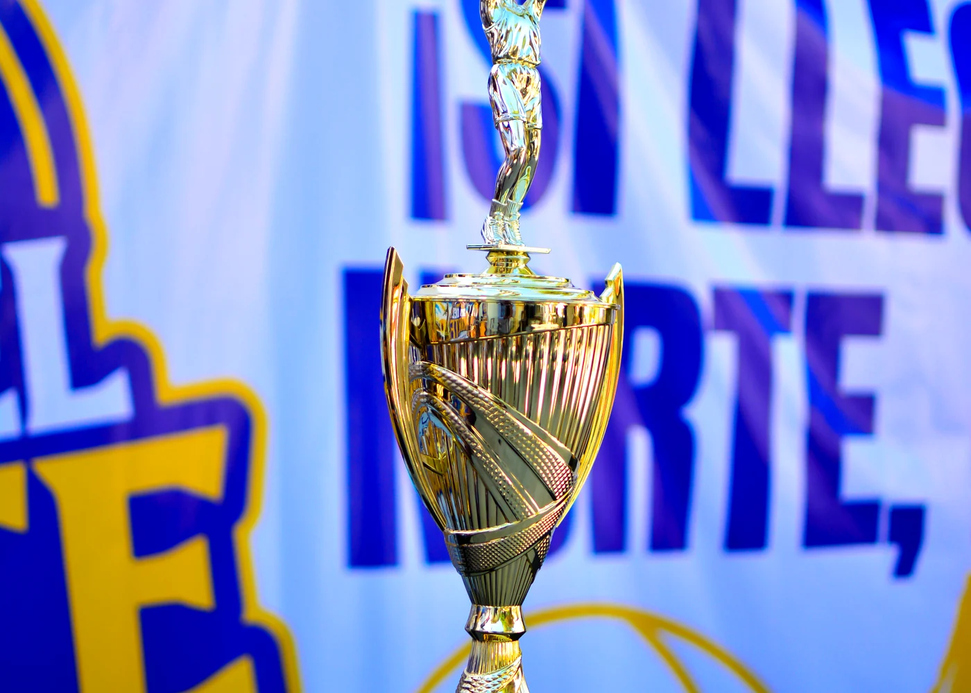 Premiación con trofeo en evento deportivo de Baja Hoops