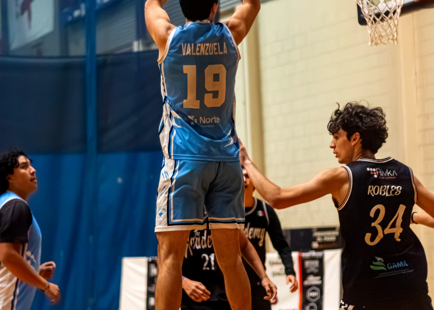 Acción de juego en el torneo Reyes de la Baja de Baja Hoops
