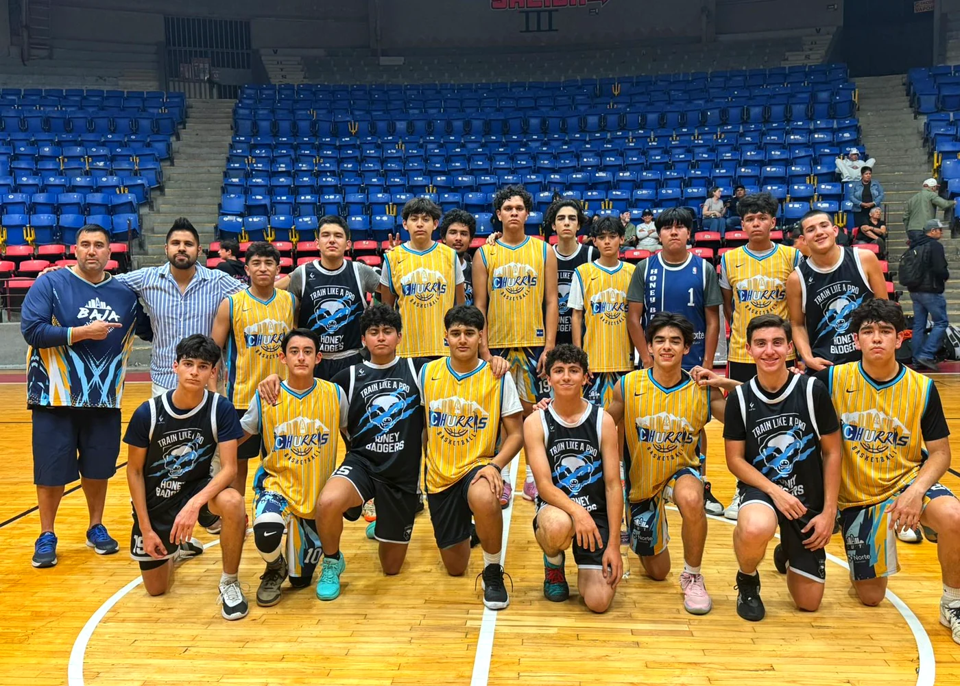 Equipo en cancha durante torneo de basketball Baja Hoops